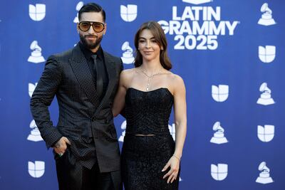 El colombiano Maluma y su pareja Susana Gómez llegando muy elegantes a los Latin Grammy 2025 en el MGM Grand Garden Arena de Las Vegas. 