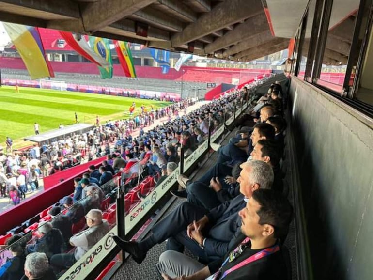 Gustavo Alfaro, entrenador de la selección de Paraguay, estuvo presente en el estadio Marcelo Bielsa para observar el partido de la Albirroja Sub 20 en los Juegos Odesur 2026.