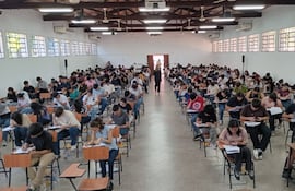 Más de 7000 estudiantes se presentaron hoy para los exámenes de las becas de Itaipú.