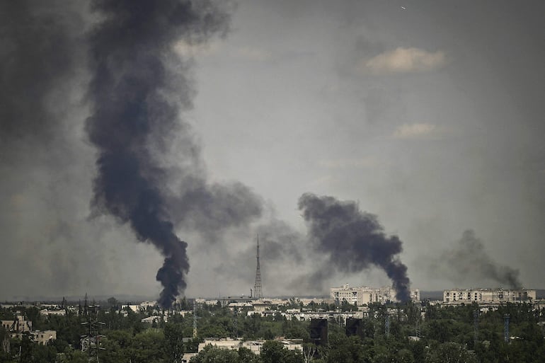 El humo se levanta tras los ataques en la ciudad de Severodonetsk en el contexto de la guerra Ucrania-Rusia.