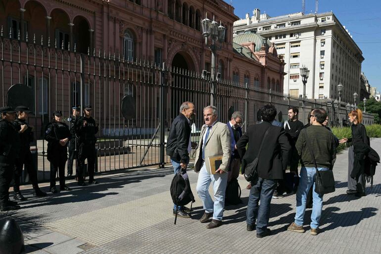 Periodistas acreditados ante la Casa Rosada, en Argentina, aún tienen prohibido ingresar por orden de la presidencia de Javier Milei.