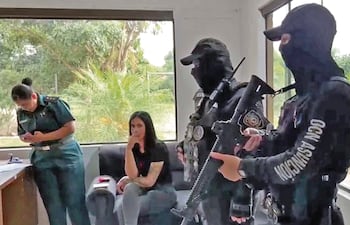 Gianina García, en la cárcel de Viñas Cue, custodiada por militares. Al parecer sus allegados no esperaban que la iban a llevar a ese presidio.