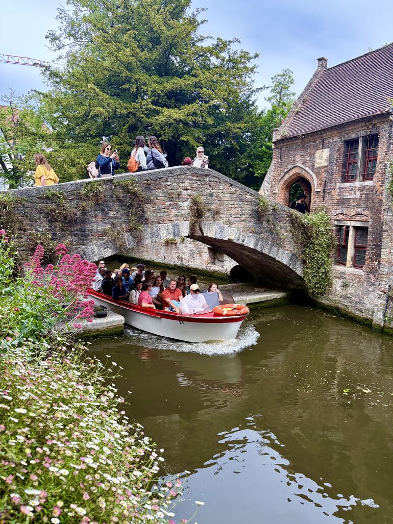 Una embarcación de paseo por los canales bajo el Puente de San Bonifacio.