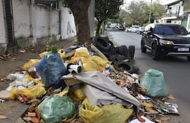 La basura tomó las veredas y calles de Asunción. En la imagen, un vertedero "tradicional" en la esquina de Teodoro S. Mongelós y Bomberos Voluntarios, Asunción.