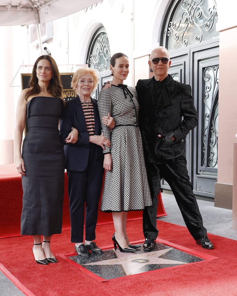 Amanda Peet, Holland Taylor, Sarah Paulson y Ryan Murphy en la ceremonia durante la cual Paulson recibió su estrella en el Paseo de la Fama de Hollywood. (EFE/EPA/NINA PROMMER)