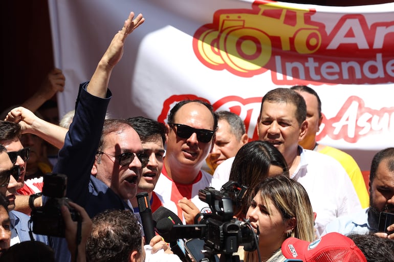 El aspirante a la intendencia de Asunción, Arnaldo Samaniego (i), habla durante la inscripción de se candidatura este lunes, en la sede de la Asociación Nacional Republicana en Asunción.