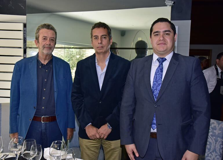 El embajador de Italia, Marcello Fondi, Matías Ordeix y Gabriel Tapia.