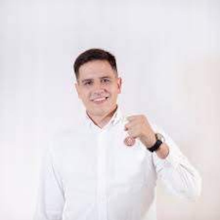 Danilo Cuevas, candidato de la Lista 2A-JCB, cuestiona el resultado del TREP y afirma que aventaja por unos 11 votos a su adversario.