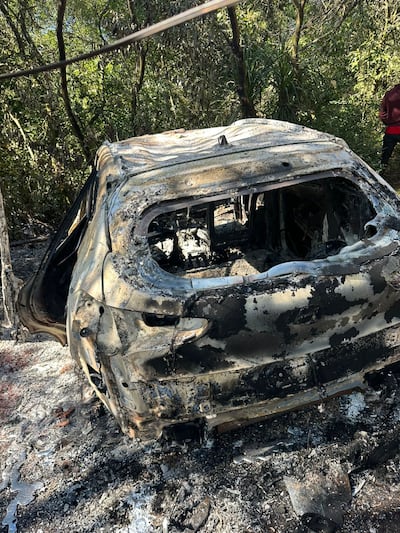 Dos vehículos fueron encontrados este miércoles a orillas del Lago Itaipú. Habrían sido utilizados por los delincuentes que atracaron sedes bancarias ayer en Santa Rita.