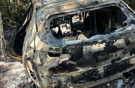 Dos vehículos fueron encontrados este miércoles a orillas del Lago Itaipú. Habrían sido utilizados por los delincuentes que atracaron sedes bancarias ayer en Santa Rita.