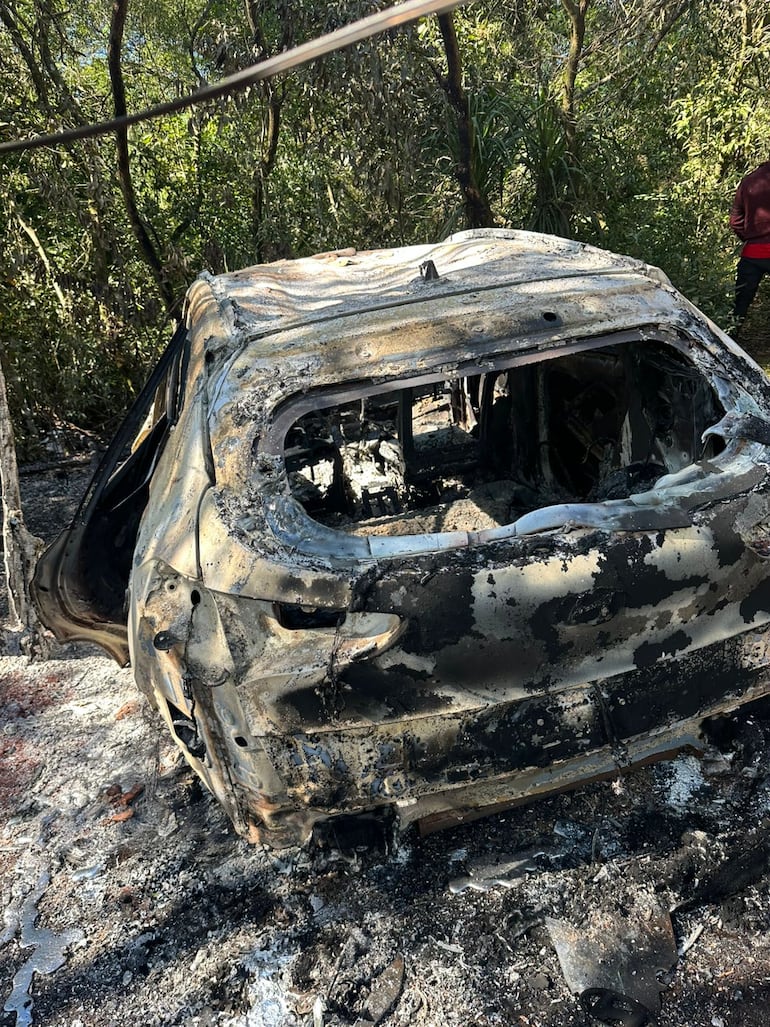 Hallan incinerados dos autos que habrían sido usados en el megaasalto en Santa Rita - ABC en el Este