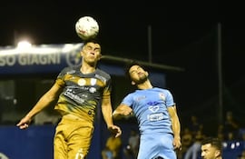 Duelo aéreo entre Richard Torales (Ameliano) y Diego Aguilera (Resistencia).