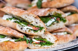 Sándwiches con pan ciabatta.