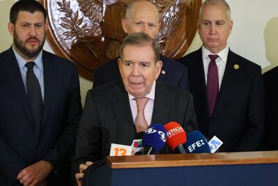 El líder opositor venezolano Edmundo González Urrutia (c) habla tras una reunión con senadores estadounidenses este martes, en el Congreso en Washington (EE.UU.).