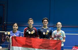 De izquierda a derecha los representantes del Team Paraguay de bádminton: Brenda Garrido, Thiago Acha Mauricio Martínez y Sofía Rodas.
