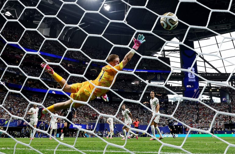 Tremendo remate de Enzo Fernandez, Jordan Pickford se extiende pero no alcanza, para el empate de Argentina.