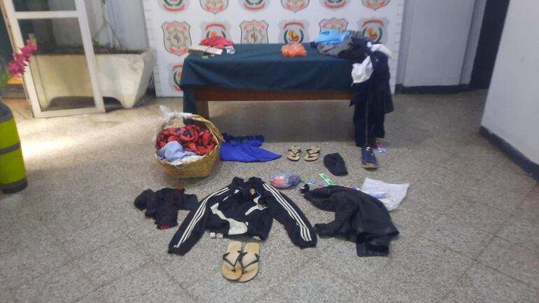 El canasto con los productos y las ropas que el presunto criminal tenía en el momento en que supuestamente perpetró el horrendo hecho, fueron rescatados por los investigadores. 