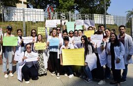 Doctores que rindieron las residencias médicas el 6 de marzo se manifestaron por más plazas para especialidades en hospitales.