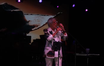 La presentación de la artista argentina Teresa Paradi durante la inauguración de la escultura de “Pedro Canoero”.