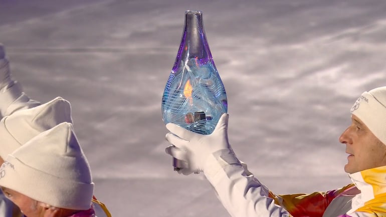 La Llama Olímpica, alojada en una ampolla de cristal veneciano, entra en la Arena de Verona, un brillante homenaje a la excelencia italiana.