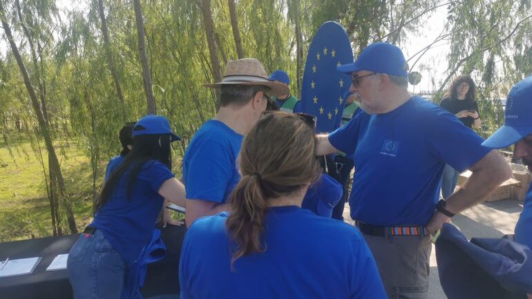 Jóvenes y miembros de la delegación europea realizan una jornada de limpieza ambiental en la bahía de Asunción este sábado.