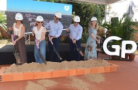 Directivos y profesionales involucrados realizaron la palada inicial del edificio Rise Green Paraná, a construirse en Ciudad del Este.