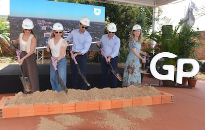 Directivos y profesionales involucrados realizaron la palada inicial del edificio Rise Green Paraná, a construirse en Ciudad del Este.