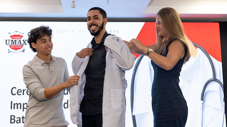 Con la imposición de la bata blanca, los estudiantes dieron el primer paso de una trayectoria marcada por la vocación de servicio y el compromiso con la salud.