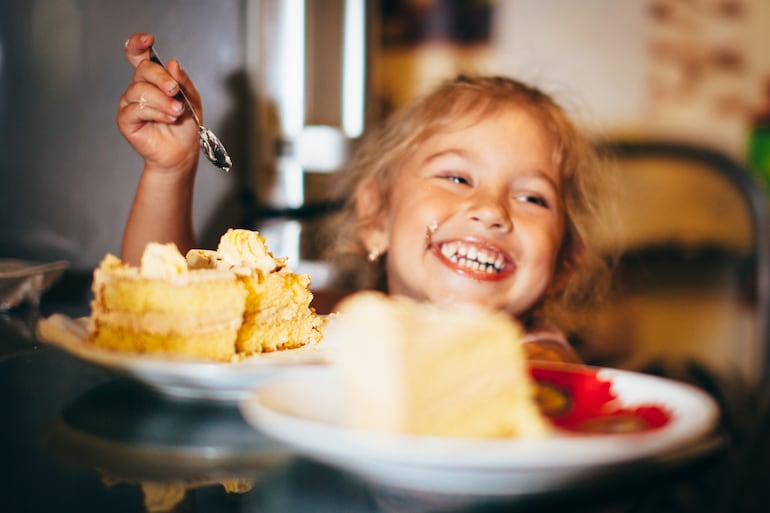 Persona feliz comiendo postre.