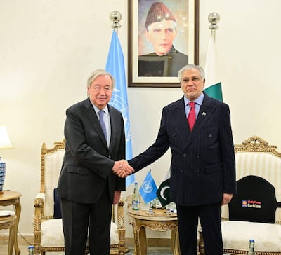 El secretario general de las Naciones Unidas (ONU), António Guterres (izq.), estrechando la mano del viceprimer ministro y ministro de Asuntos Exteriores de Pakistán, Ishaq Dar, durante su reunión en Islamabad. EFE/EPA/PAKISTAN FOREIGN OFFICE