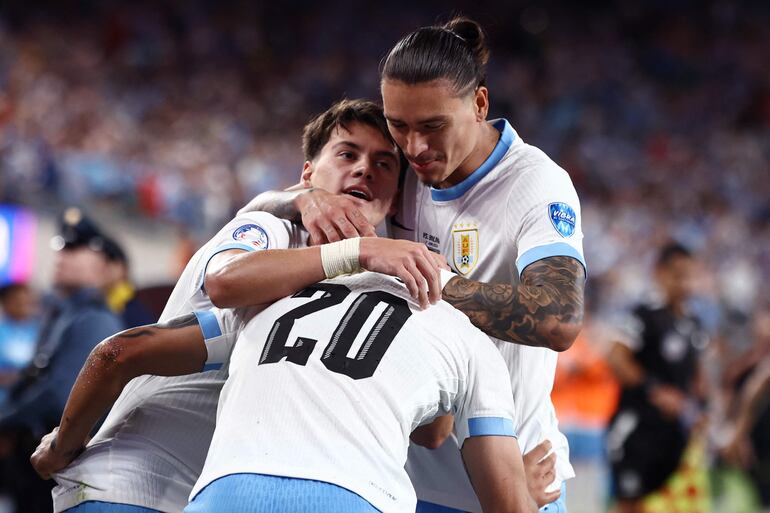 Darwin Núñez (d), jugador de la selección de Uruguay, festeja un gol en el partido frente a Bolivia por la segunda fecha del Grupo C de la Copa América 2024, en East Rutherford, New Jersey,