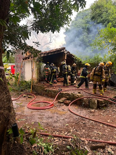 Bomberos de Caacupé se capacitan con simulacro de incendio.