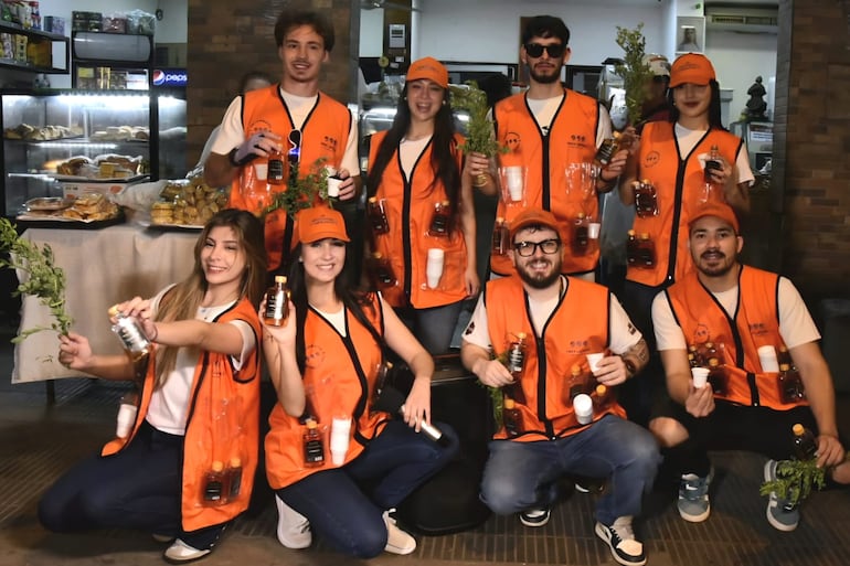 Durante toda la jornada, los Desyetadores Ambulantes estarán presentes en avenidas, cruces semafóricos, zonas comerciales y otros puntos estratégicos de todo el país repartiendo gratuitamente Carrulim Tres Leones.