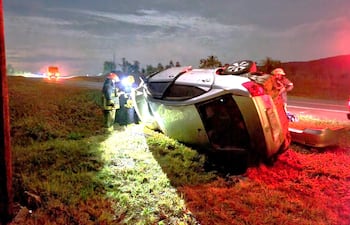Despiste termina con vehículo volcado en Caapucú y deja tres heridos.