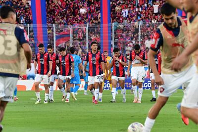 Los jugadores de Cerro Porteño durante el superclásico del fútbol paraguayo frente a Olimpia por la fecha 17 del torneo Clausura 2025 de la Primera División de Paraguay en el estadio La Nueva Olla, en Asunción, Paraguay.
