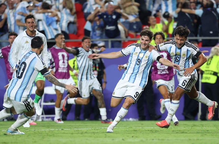 El delantero de Argentina Julián Álvarez celebra tras anotar el segundo gol de su equipo con el delantero de Argentina Lionel Messi y el defensa de Argentina Lisandro Martínez durante el partido de cuartos de final del torneo de fútbol de la Copa Mundial 2026 entre Argentina y Suiza en el Kansas City Stadium.