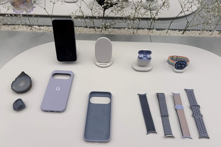 Fotografía que muestra un teléfono Pixel 11 Pro XL, un reloj Pixel Watch 5 y un Pixel Buds Pro 2 de Google durante una presentación previa de sus nuevos productos este martes, en el marco de 'Made by Google' en Nueva York (Estados Unidos). 