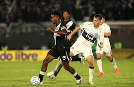 Juan Fernando Alfaro (d) de Olimpia disputa el balón con Thiago Mendes (i) de Vasco da Gama este jueves, en el partido de ida por los octavos de final de la Copa Sudamericana entre Olimpia y Vasco da Gama en el estadio Defensor del Chaco, en Asunción (Paraguay).
