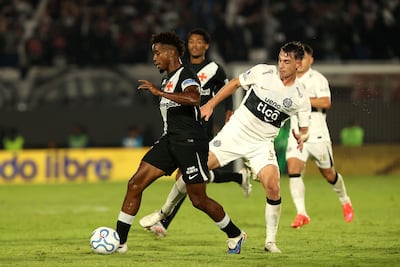 Juan Fernando Alfaro (d) de Olimpia disputa el balón con Thiago Mendes (i) de Vasco da Gama este jueves, en el partido de ida por los octavos de final de la Copa Sudamericana entre Olimpia y Vasco da Gama en el estadio Defensor del Chaco, en Asunción (Paraguay).