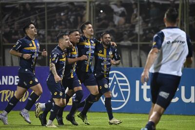 Los jugadores de Sportivo Trinidense festejan un gol en el partido frente a Olimpia por la segunda fecha del torneo Clausura 2025 de la Primera División de Paraguay en el estadio Villa Alegre, en Encarnación, Paraguay.