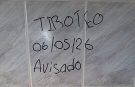 El escrito hallado en una de las paredes del sanitario de varones, en el colegio de Lambaré.