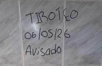 El escrito hallado en una de las paredes del sanitario de varones, en el colegio de Lambaré.