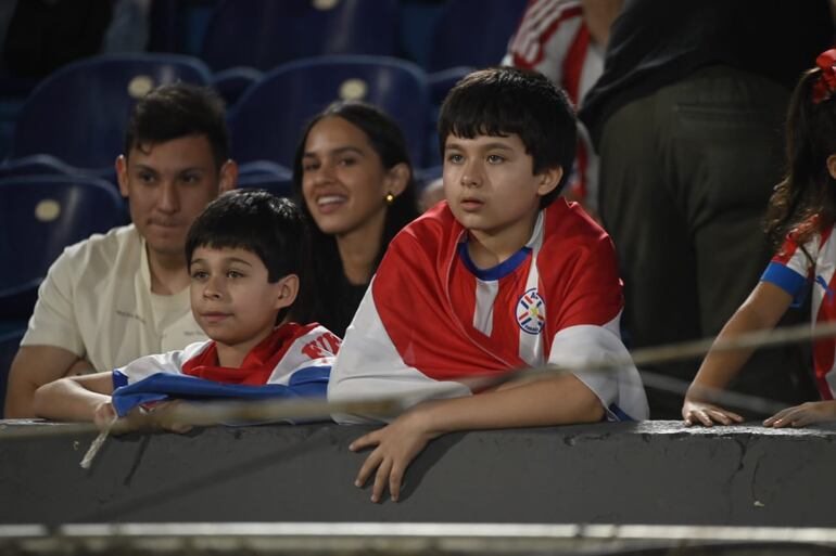 Los hinchas paraguayos en el estadio Defensores del Chaco en la previa del partido frente a Venezuela por las Eliminatorias Sudamericanas 2026.