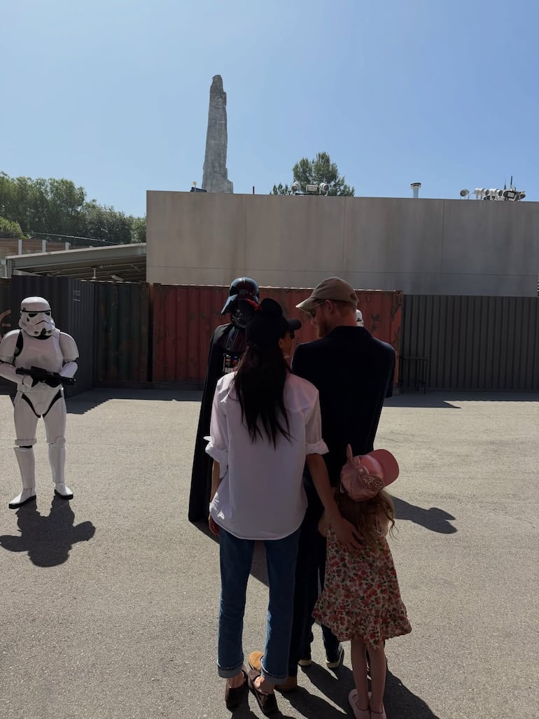 Diversión en familia. Meghan Markle y Harry de Inglaterra con Lilibet y Archie jugando en la zona Star Wars de Disney.
(Instagram/Meghan Markle)