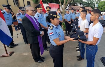 En la filial siete, en el departamento de Misiones, iniciaron las actividades académicas de formación para suboficiales, y la directora de Policía de Misiones, comisaria Mirtha Ramos, hace entrega del uniforme a uno de los estudiantes.