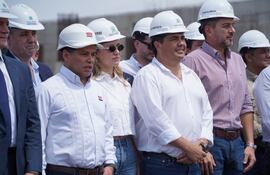 Luis Benítez, director de Yacyretá, al lado del vicepresidente de la República, Pedro Alliana, en el reinicio de obras de Aña Cuá.