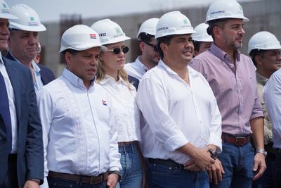 Luis Benítez, director de Yacyretá, al lado del vicepresidente de la República, Pedro Alliana, en el reinicio de obras de Aña Cuá.        