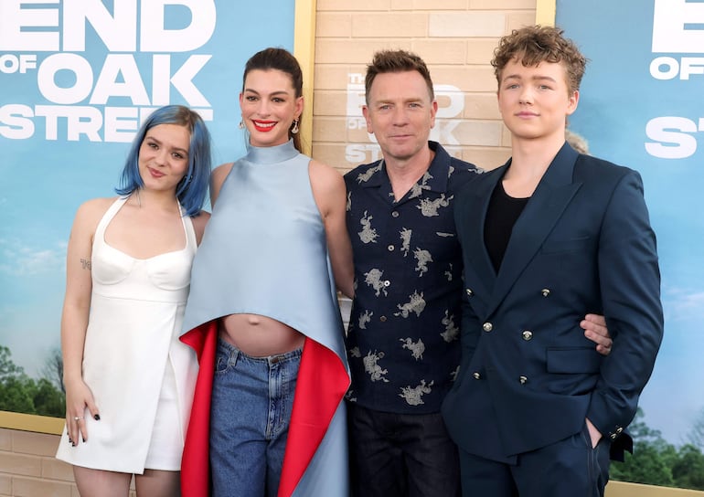 Maisy Stella, Anne Hathaway, Ewan McGregor y Christian Convery en el estreno mundial de “The End of Oak Street”. (Kevin Winter/Getty Images/AFP)
