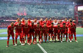 Componentes del plantel de Toluca, entre los que aparece el paraguayo Robert Morales (cuarto de izquierda a derecha, parte baja). "La Pantera" jugó de titular en el primer partido contra Tigres y actuó de recambio en la revancha.