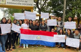 Estudiantes del Instituto de Formación Docente Yuty, de Caazapá, se manifiestan.
